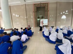 Dinkes Kota Metro Berkolaborasi Dengan SMP N 01 Metro Memberikan Edukasi Kesehatan Reproduksi bagi Anak Remaja.