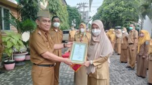 Plt Kadis Kesehatan Kota Metro Pimpin Apel Pagi Dan Penyerahan Penghargaan Kepada Tenaga Kesehatan Teladan