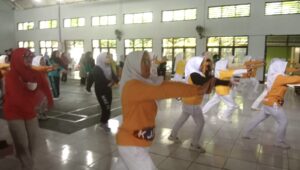 Dinas Kesehatan (Dinkes) Kota Metro Bersama KJS dan PMI Gelar Kegiatan Posbindu, Senam Jantung Sehat serta BHD di Disdik Kota Metro