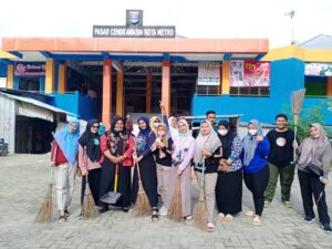 Jum’at Bersih, Dinas Kesehatan Kota Metro Melakukan Bersih-bersih di Pasar Cendrawasih Metro
