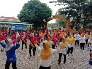 Giat Germas dengan Senam Klub Jantung Sehat dan Screening Kesehatan di Gelaran Pasar Agro Ceria -Dinkes Metro
