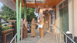 PENYERAHAN PENGHARGAAN DARI KEPALA PUSKESMAS PURWOSARI KEPADA PENGELOLA PROGRAM TBC